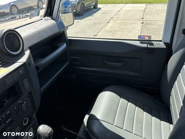 Land Rover Defender - 22