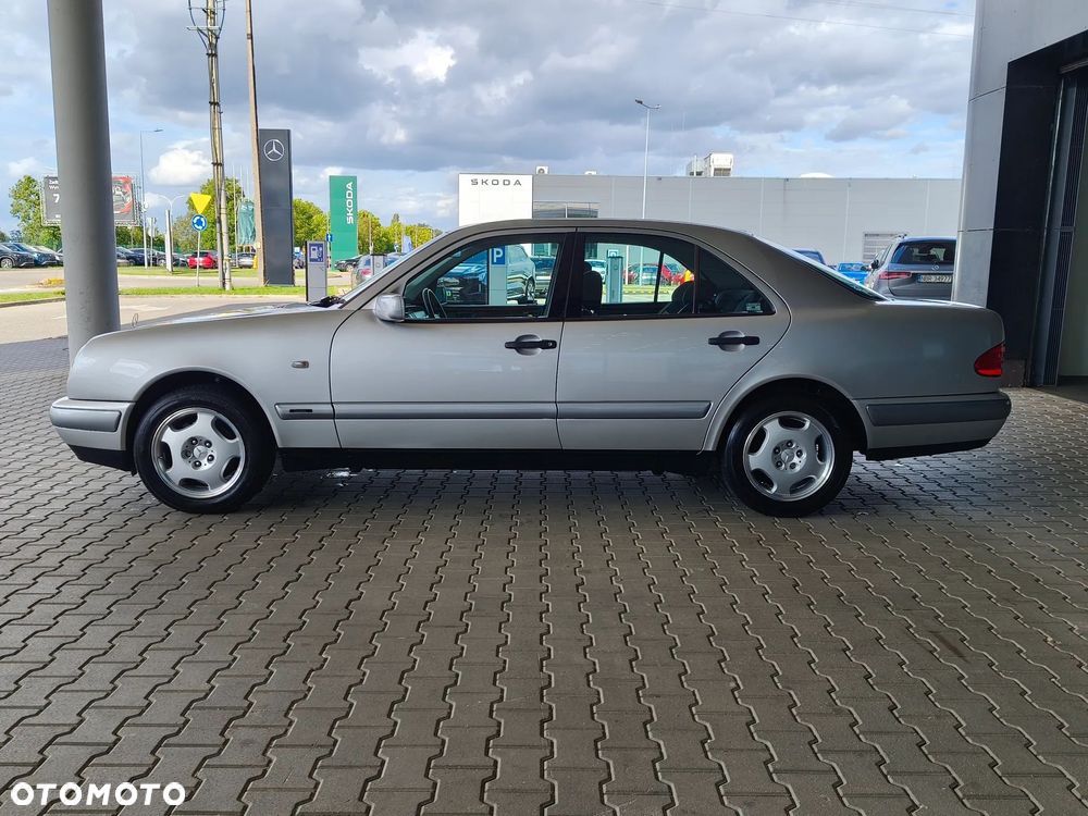Mercedes-Benz Klasa E 200 T Classic - 8