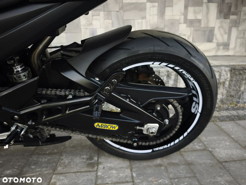 Suzuki GSR - 17