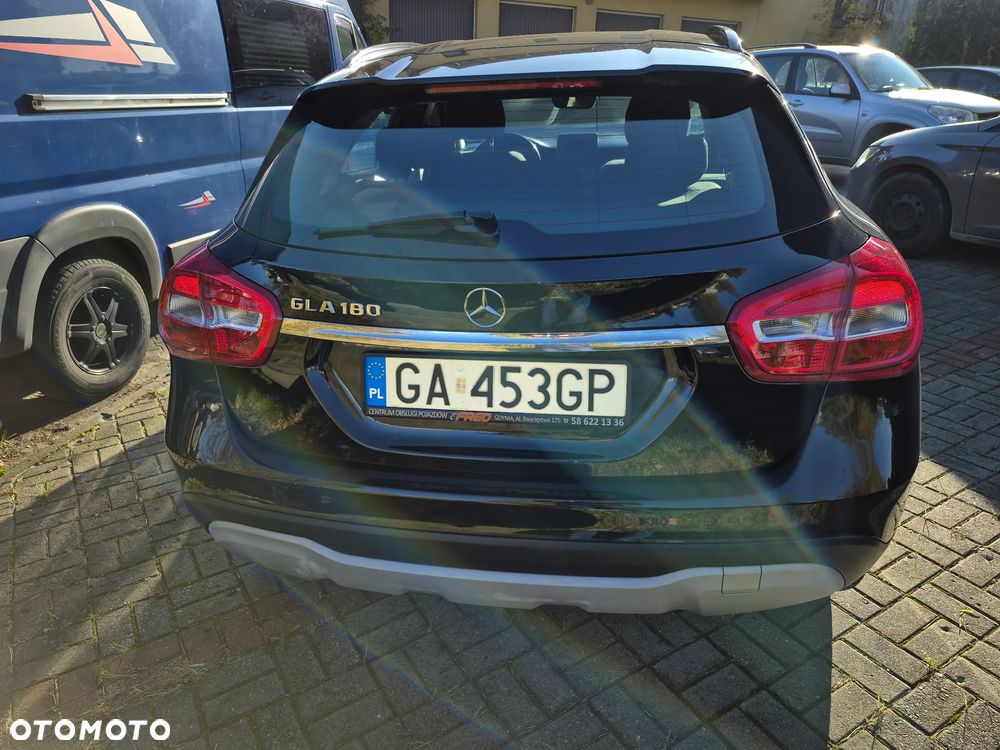 Mercedes-Benz GLA 180 7G-DCT - 4