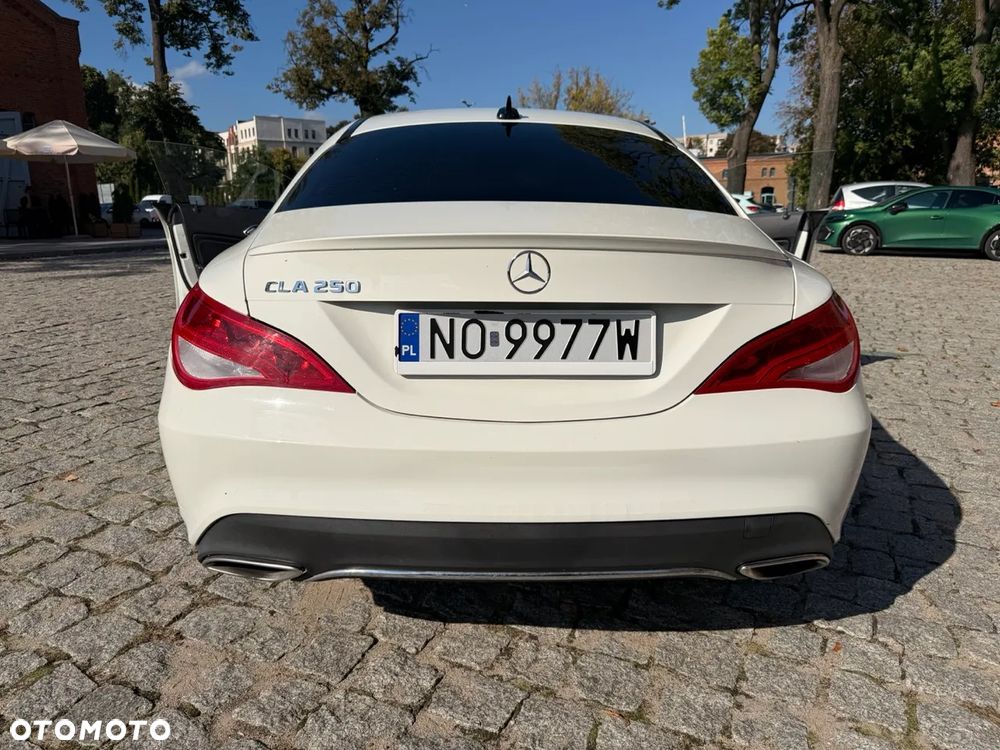 Mercedes-Benz CLA 250 7G-DCT Urban - 11