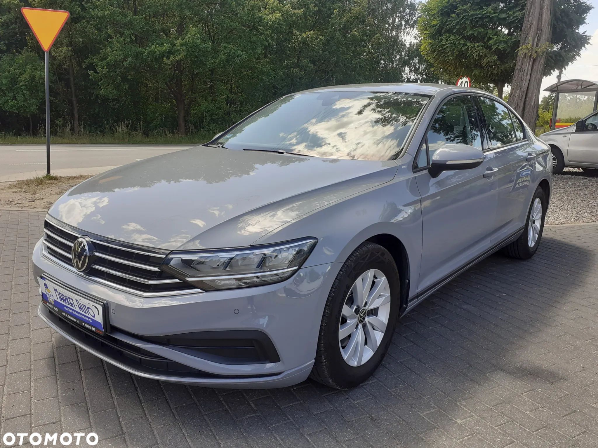 Volkswagen Passat - 1