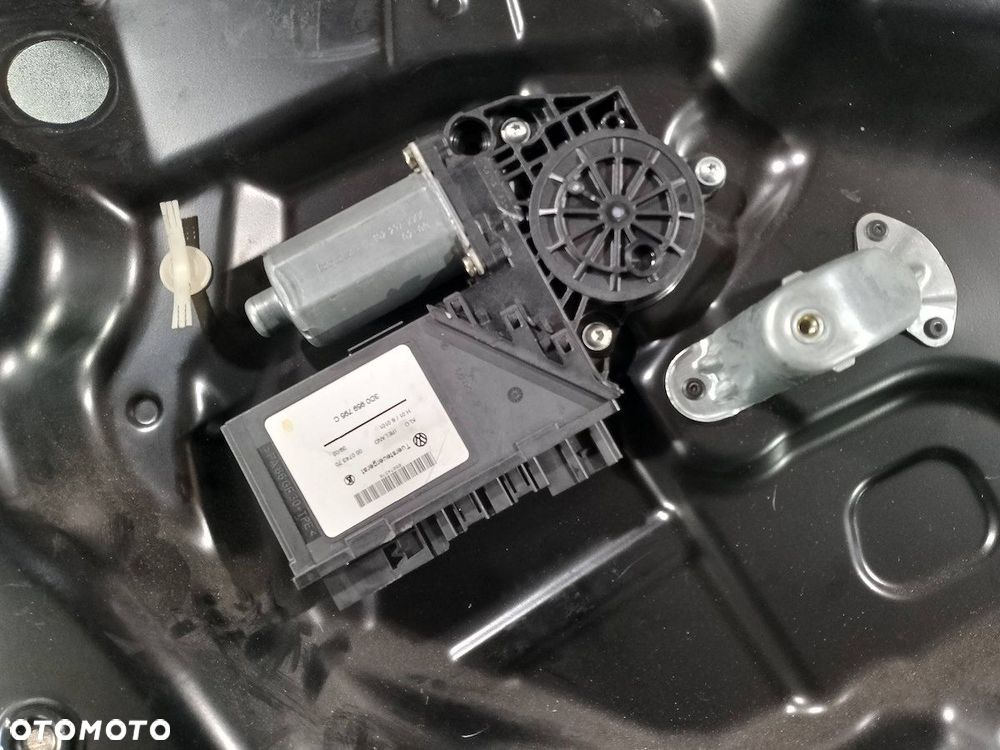 PODNOŚNIK SZYBY LEWY TYŁ Z STELAŻEM VW TOUAREG I    7L6839729A - 4