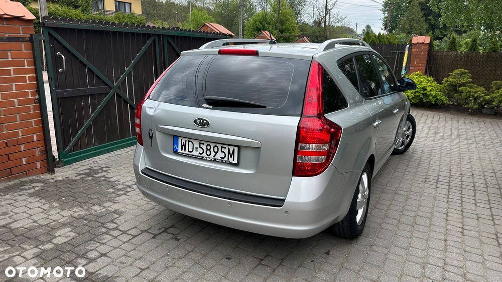 Kia Ceed - 11