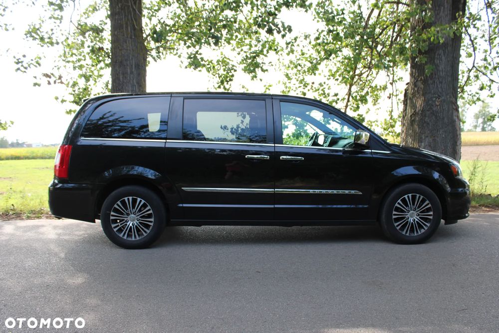Chrysler Town & Country 3.6 Limited - 10