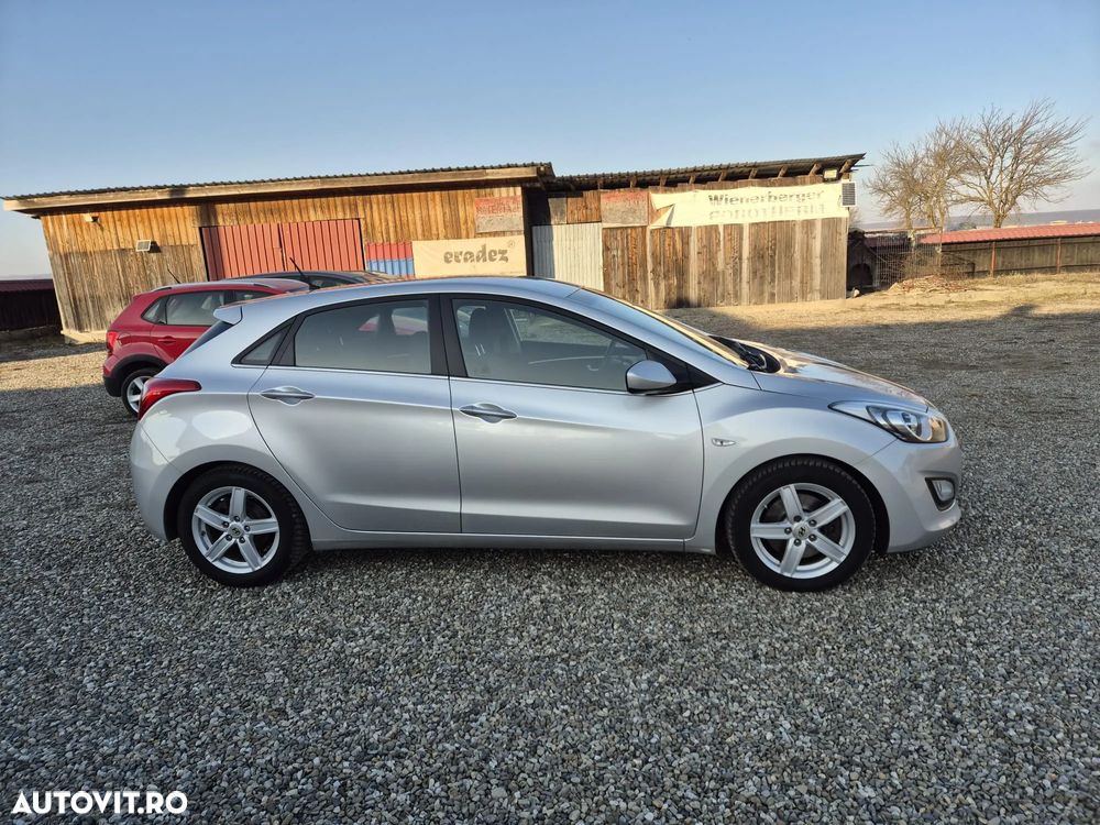 Hyundai i30 blue 1.6 CRDi Trend - 5