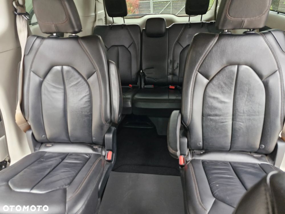 Chrysler Pacifica - 16