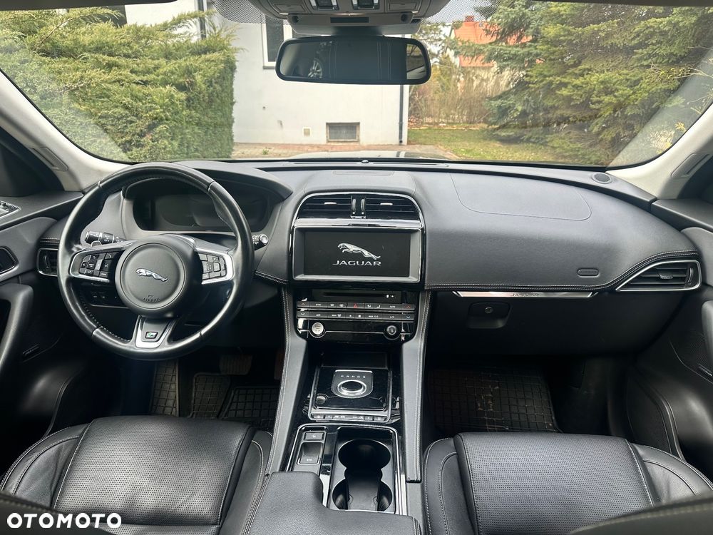 Jaguar F-Pace 25t AWD R-Sport - 9