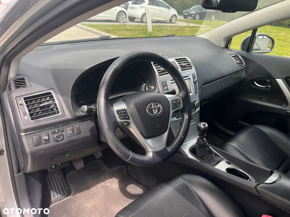 Toyota Avensis 1.6 Premium - 11