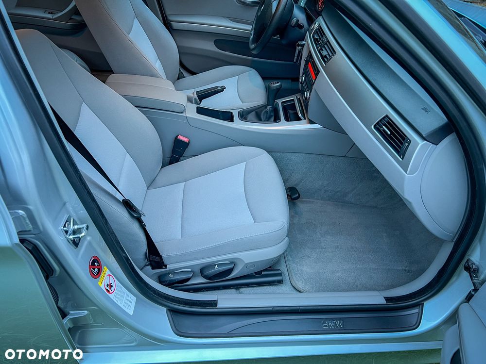 BMW Seria 3 318i Touring - 28