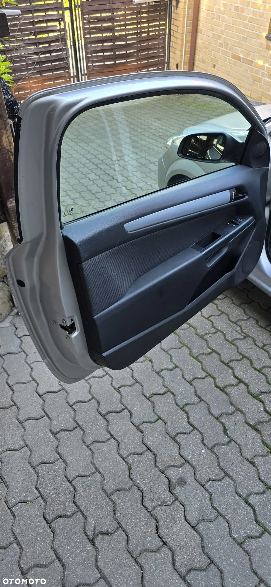 Opel Astra III GTC 1.6 Cosmo - 25