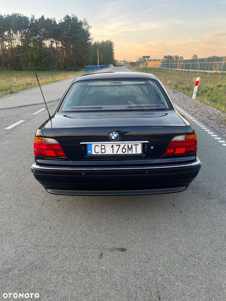 BMW Seria 7 740i V8 - 8