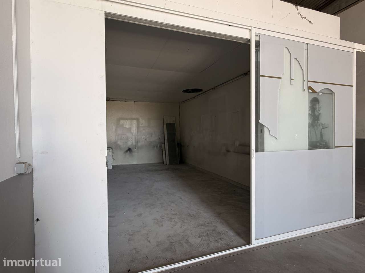 Armazém para Arrendamento em Vilamoura – Pé-Direito de 8m e Escritório - Grande imagem: 3/12