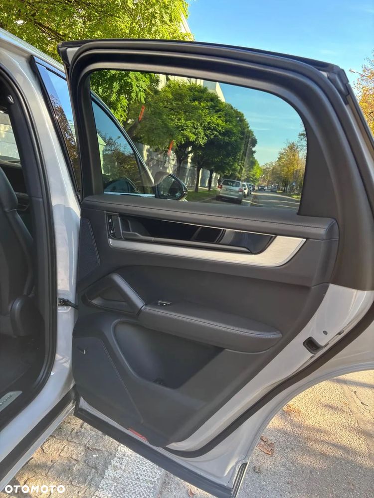 Porsche Cayenne S E-Hybrid PHEV - 18