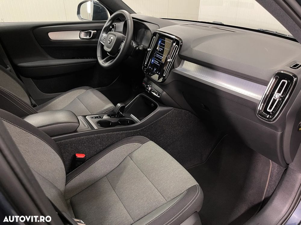 Volvo XC 40 B4 AT8 AWD Mild Hybrid Momentum Pro - 11