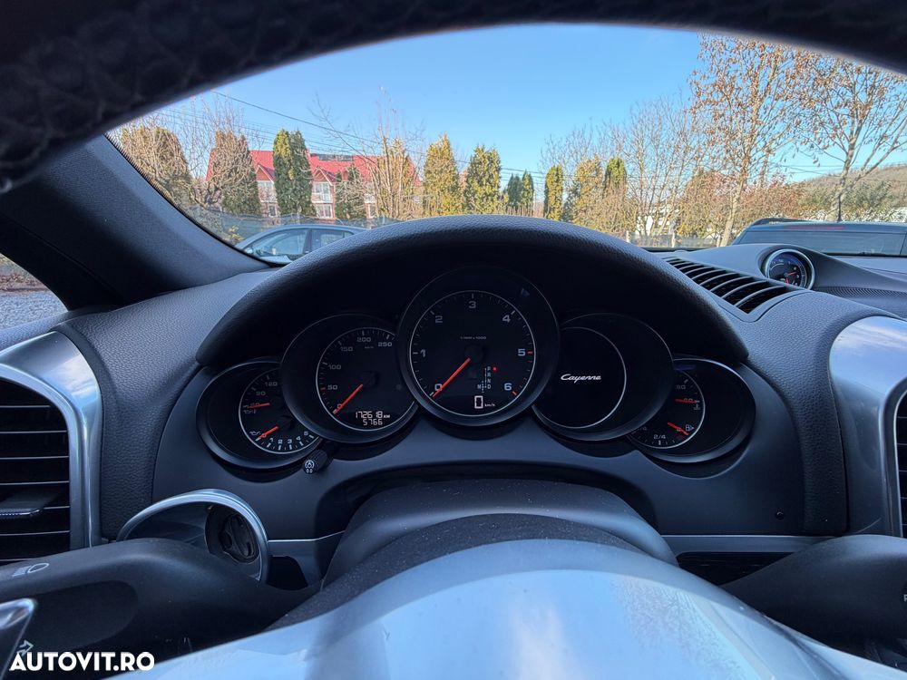 Porsche Cayenne 3.0 L - 16