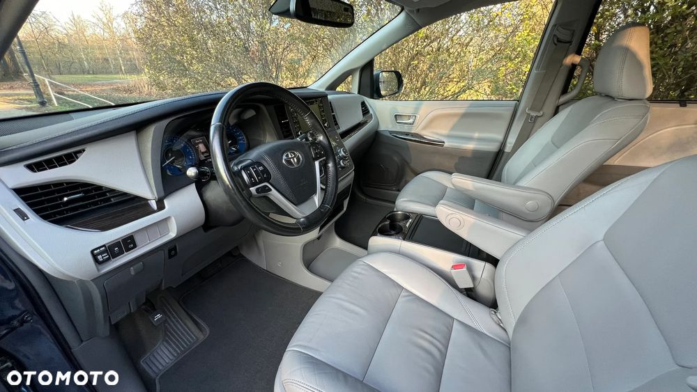 Toyota Sienna - 5