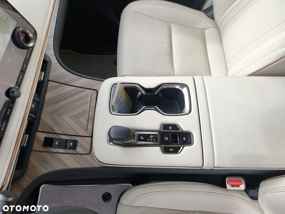 Lexus LM - 7