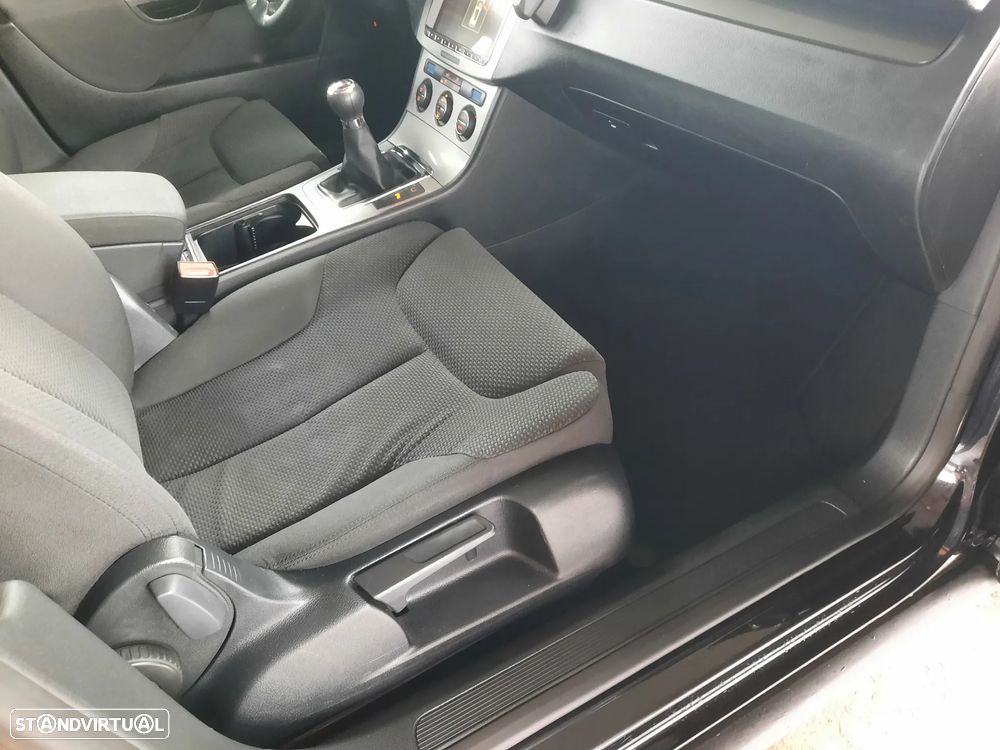 VW Passat Variant 2.0 TDi Confortline - 29