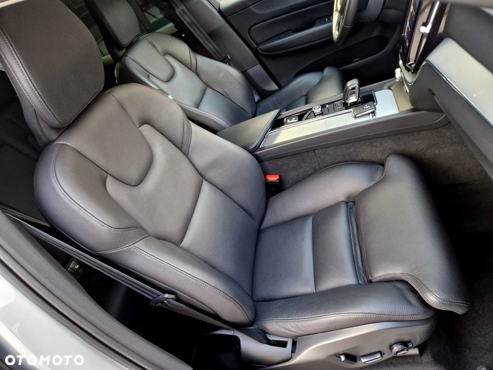 Volvo XC 60 B4 D Plus Dark - 24