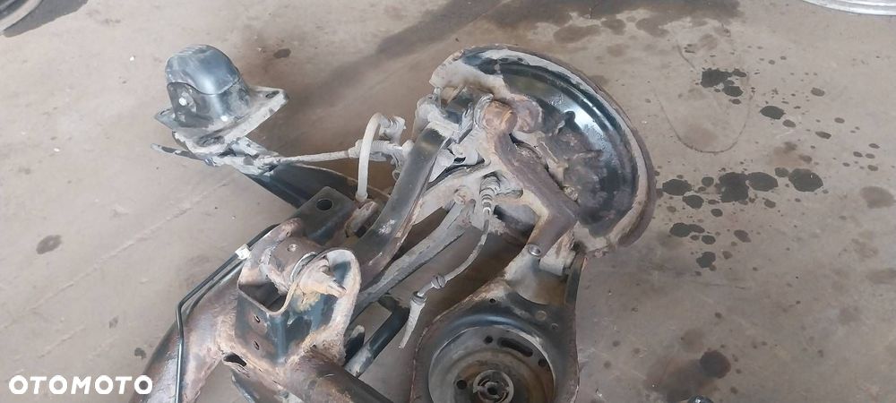 KOMPLETNE ZAWIESZENIE BELKA SANKI TYŁ WAHACZE HAMULCE SKODA OCTAVIA II HB - 2