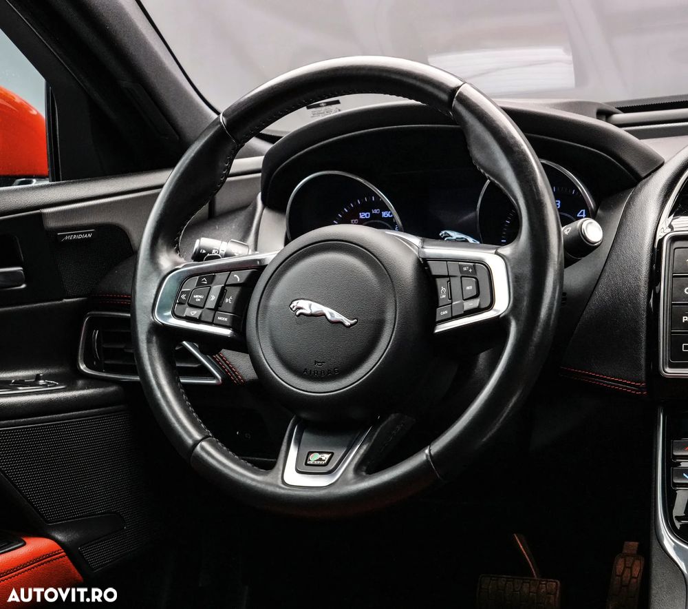 Jaguar XE 2.0 R-Sport - 18