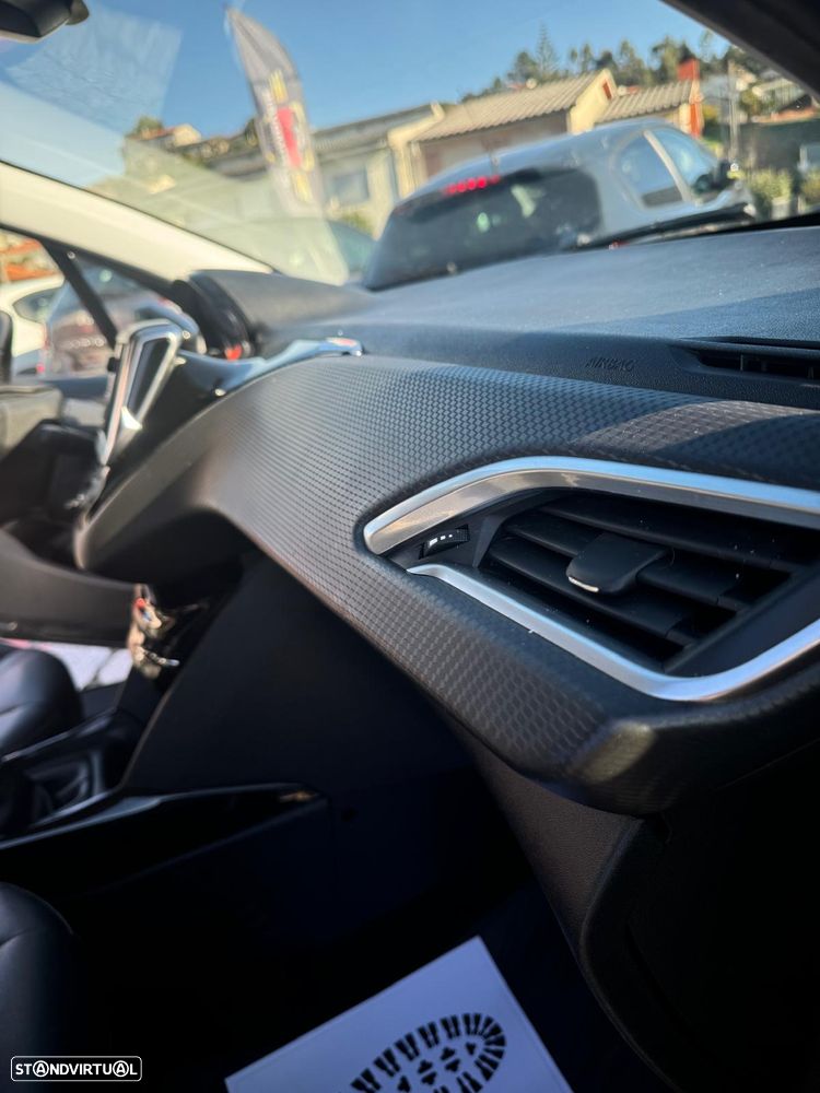 Peugeot 2008 PureTech 130 Allure - 14