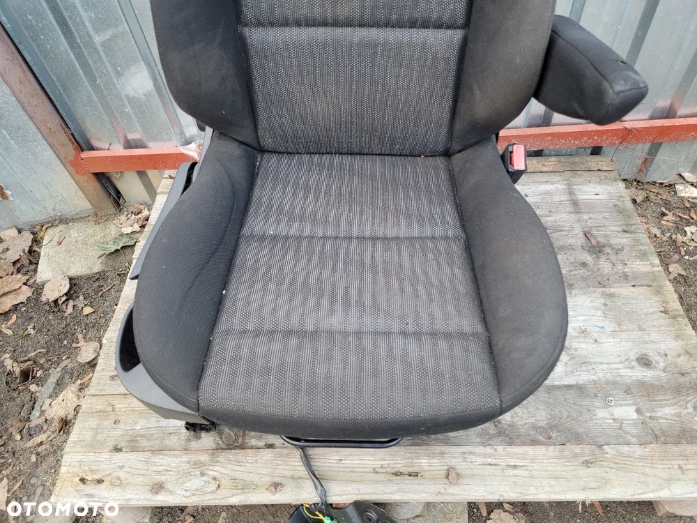 Fotel przedni prawy Peugeot 307 SW kombi - 2