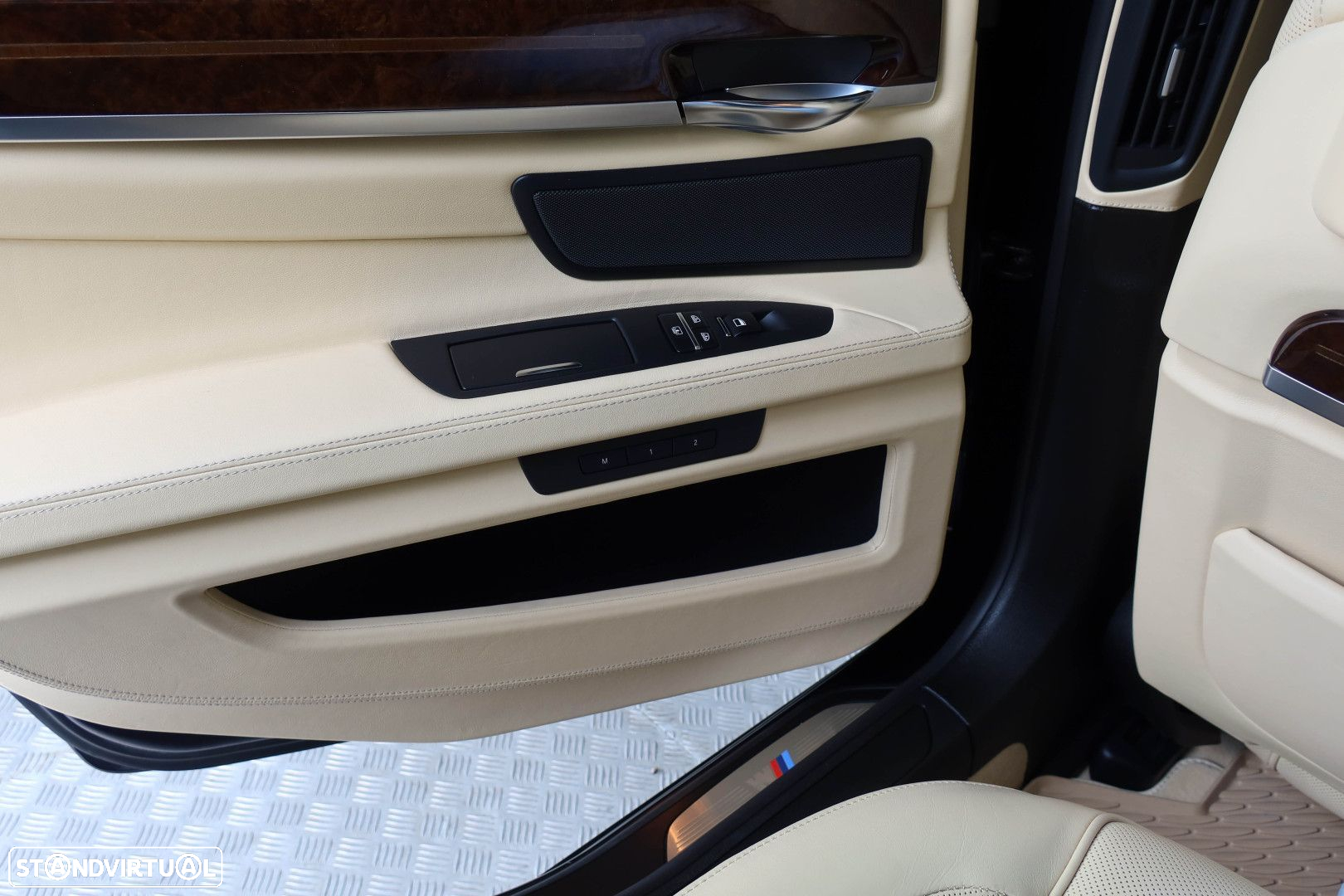 BMW 760 i Pack M - 23