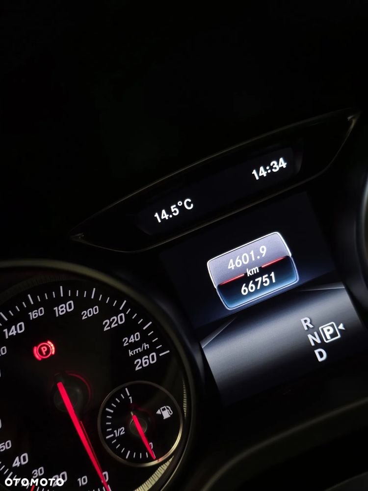 Mercedes-Benz GLA 180 7G-DCT - 13