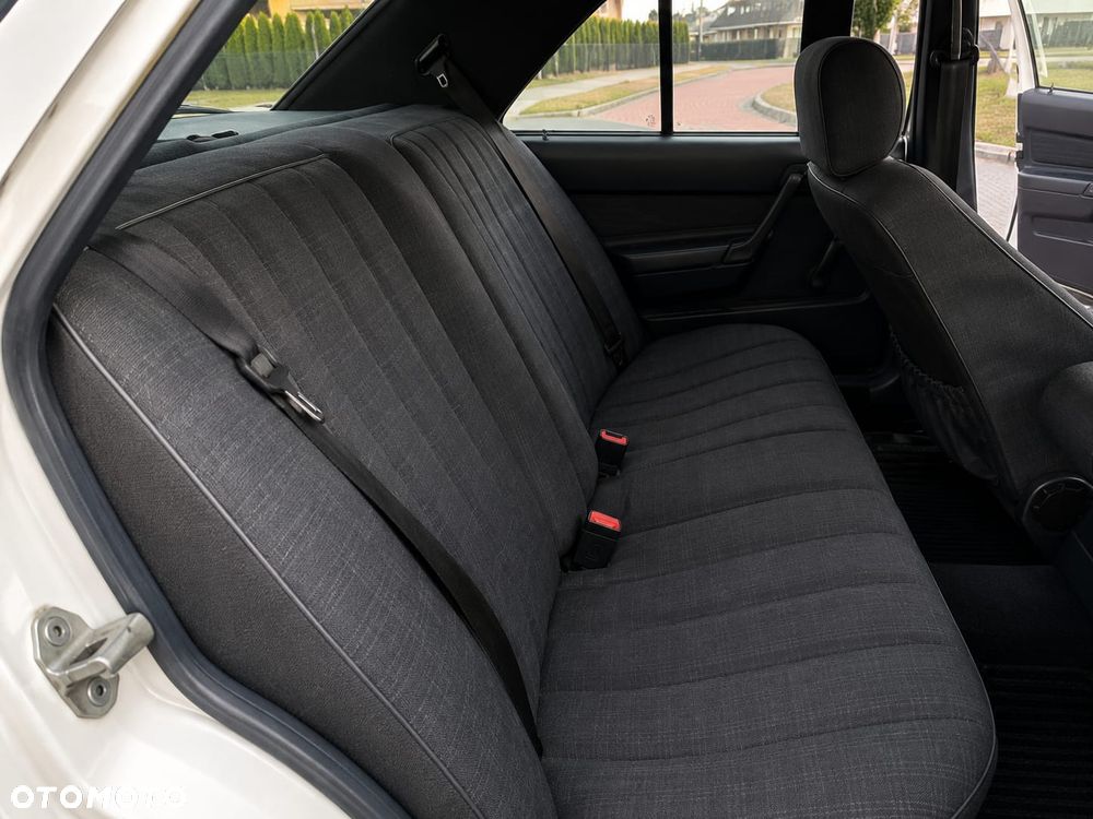 Mercedes-Benz W201 (190) - 7