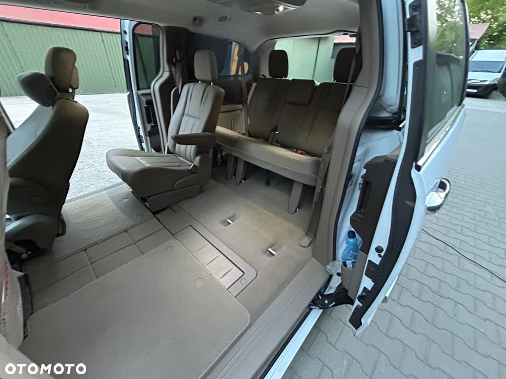 Chrysler Town & Country - 23