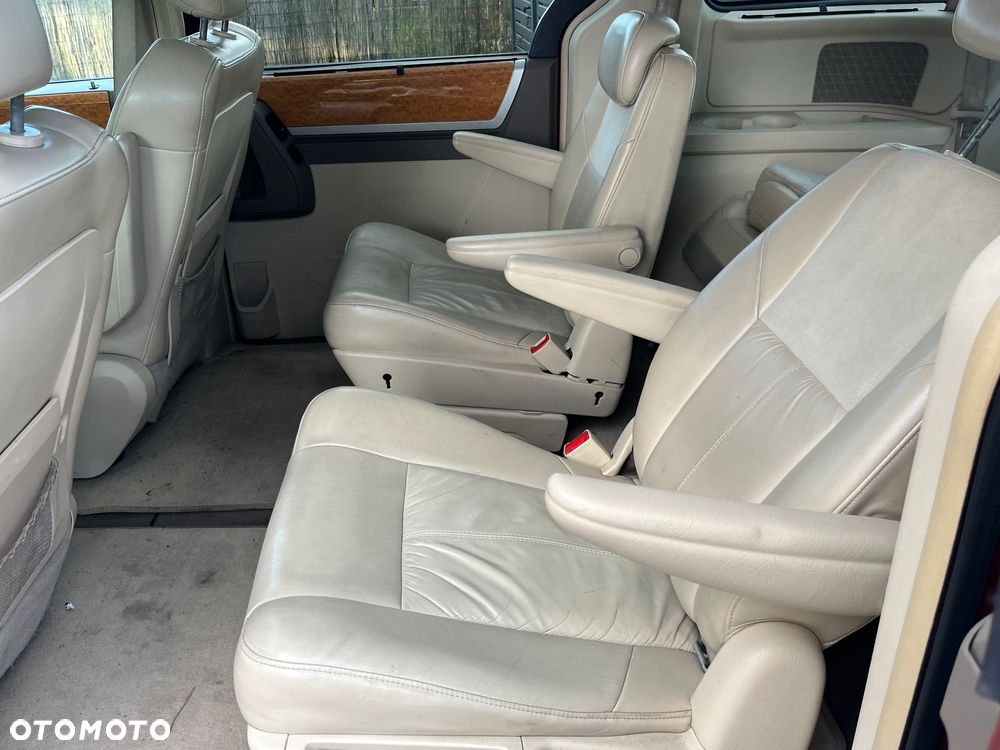 Chrysler Town & Country - 18