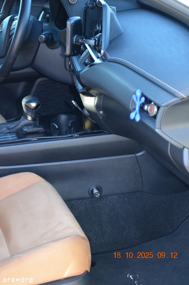 Lexus UX - 16