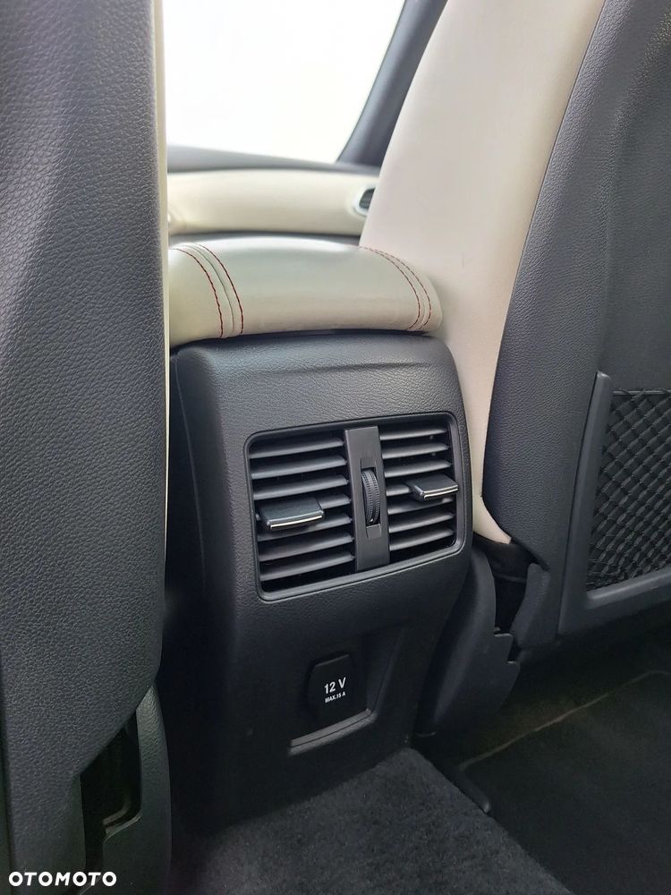 Infiniti Q30 1.6t Premium 7DCT - 24