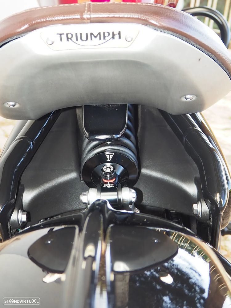 Triumph Bonneville BOBBER - 12