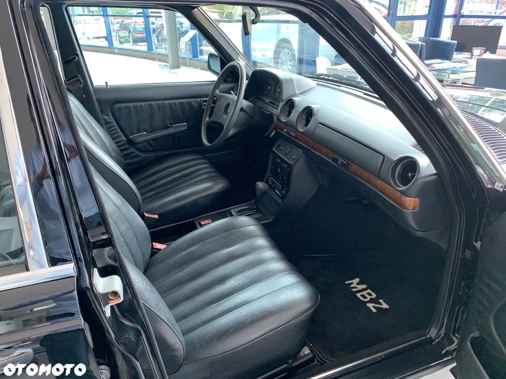 Mercedes-Benz W123 - 12