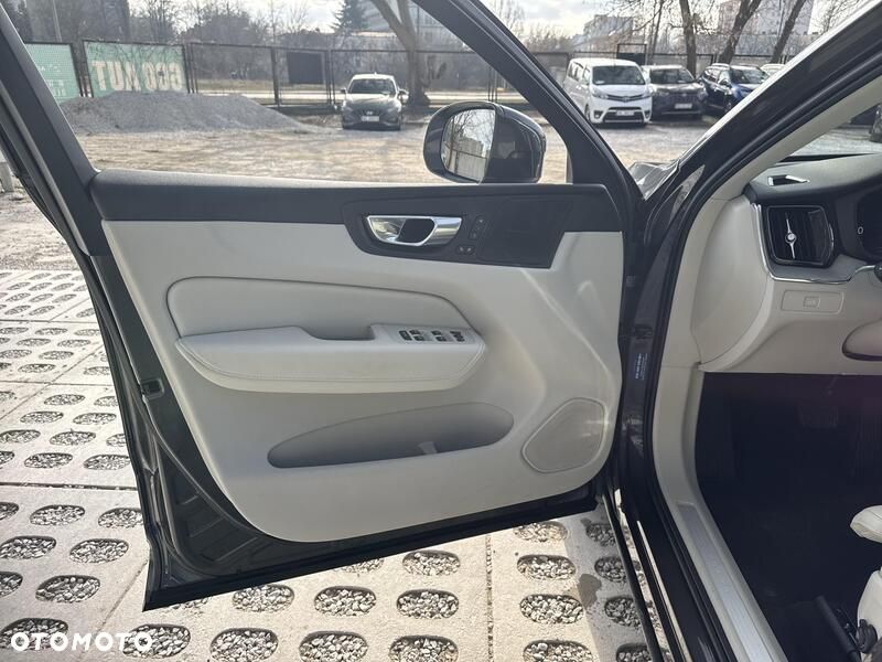 Volvo XC 60 B4 D Plus Bright - 17