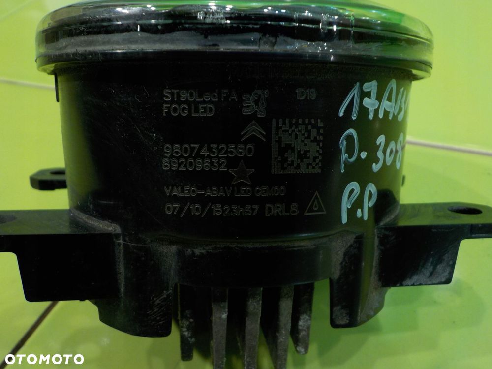PEUGEOT 308 II GT 16r HB 5D halogen prawy 9807432580 - 3