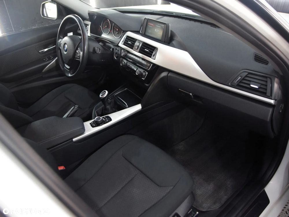 BMW Seria 3 318i - 8