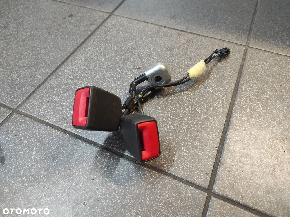 SKODA FABIA 3 ZAPINKA PASA TYLNA 6V0857739F WYSYŁKA !!!!!! - 1