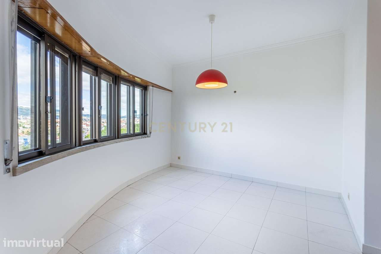 Apartamento T3 no Infantado com BOX para 3 viaturas e arrecadação - Grande imagem: 2/29