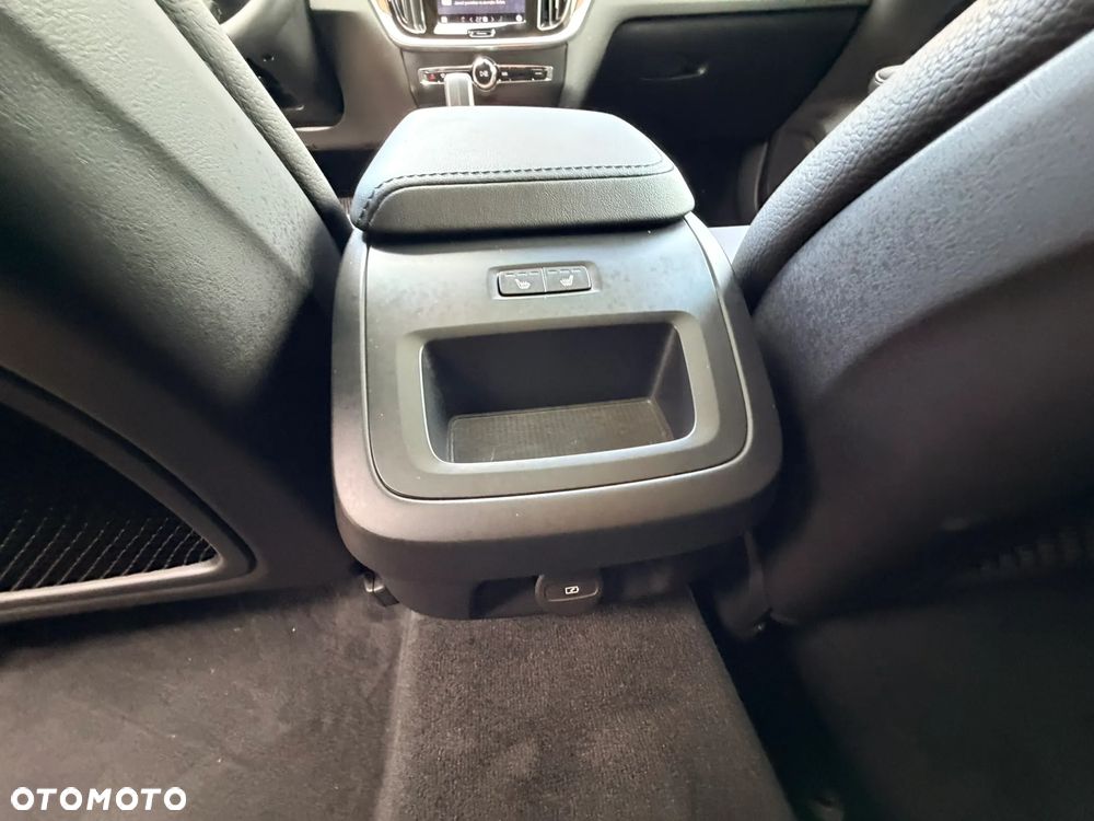Volvo V60 Cross Country B5 B AWD Plus - 25