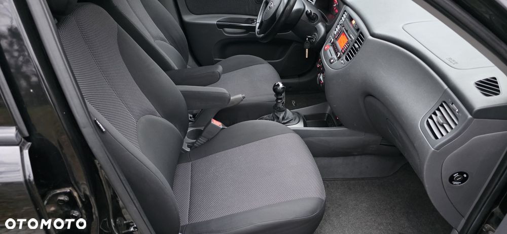 Kia Rio 1.4 Family + - 23