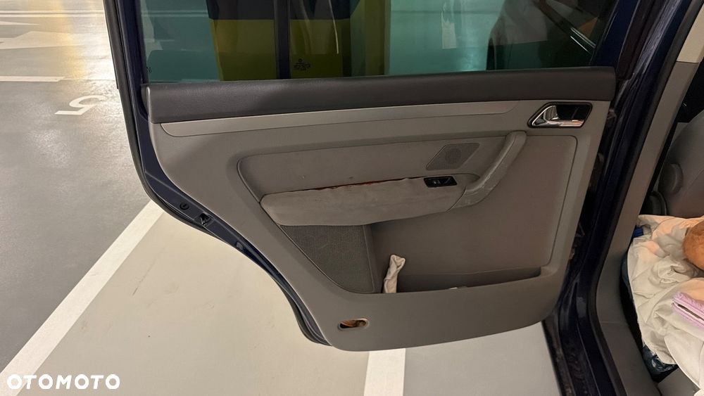 Volkswagen Touran 2.0 TDI Highline - 12