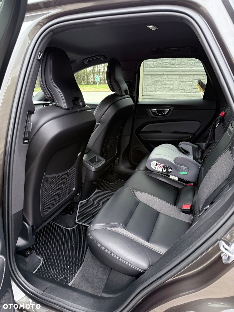 Volvo XC 60 B4 D Plus Dark - 14