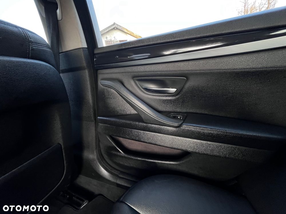 BMW Seria 5 525d - 23