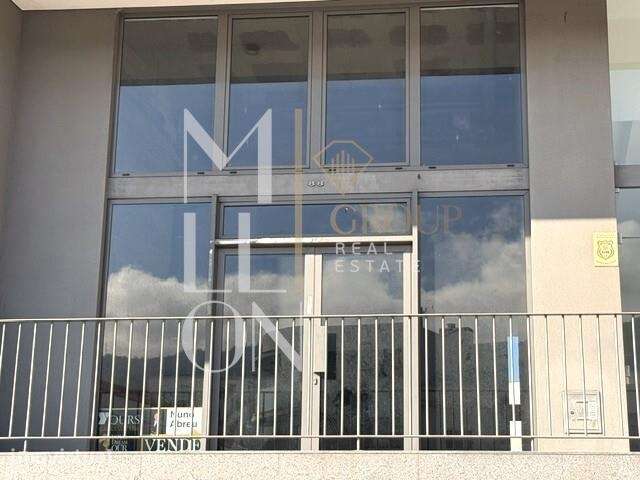 Loja na 5 de Outubro com 5.40m de pé direito e 2 montras. - Grande imagem: 4/15