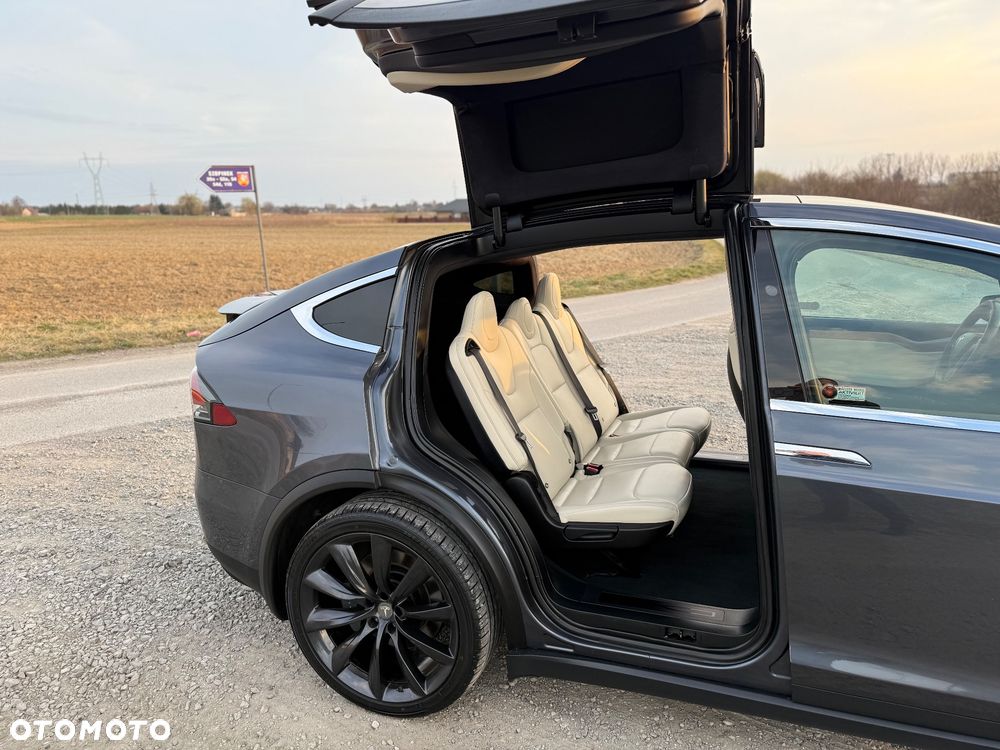 Tesla Model X - 27