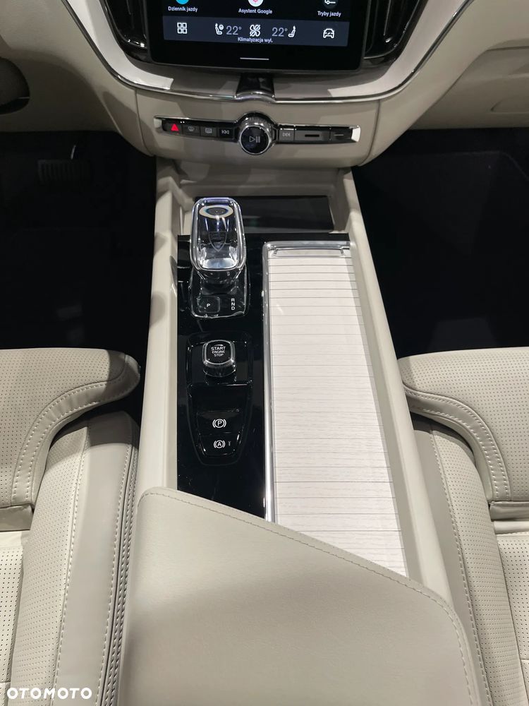 Volvo XC 60 T6 Plug-In Hybrid AWD Ultra Dark - 16